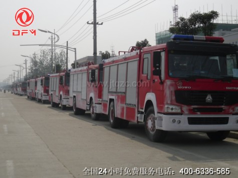 出口的水罐消防车及泡沫消防车