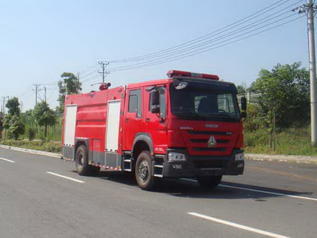 豪沃8吨水罐消防车